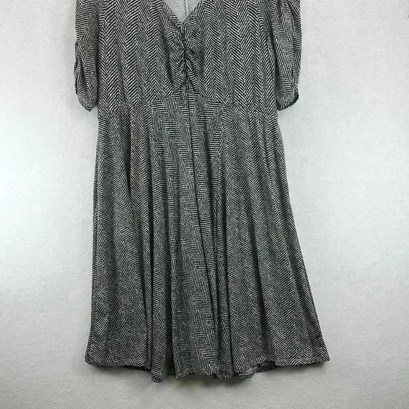 Torrid V-Neck Skater Dress Sz 18/20 Black/White Herringbone Cinch Front/Sleeves - Picture 4 of 10